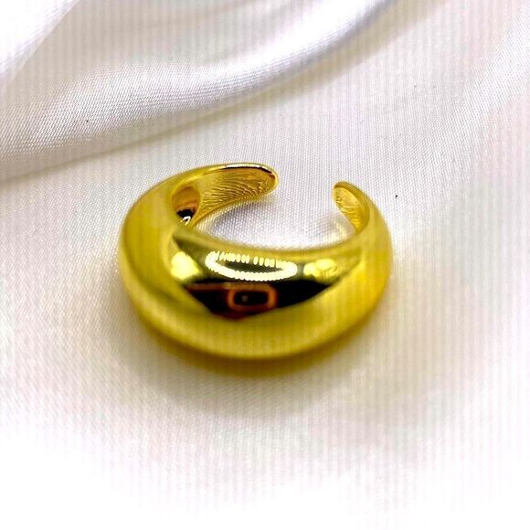 Jewelry - Gold toned woman’s size 7 ring band